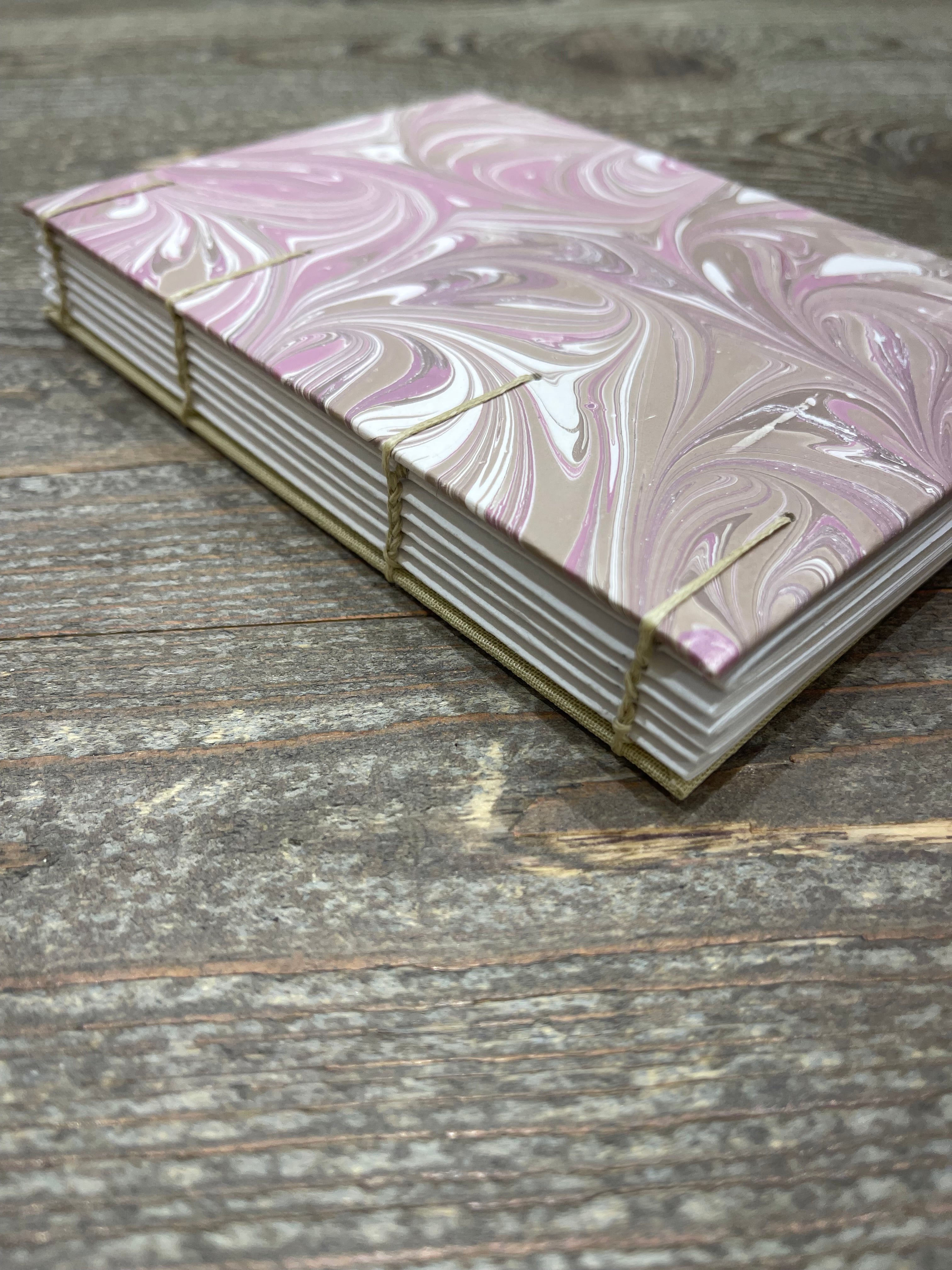 Carnet de croquis à reliure copte marbrée à la main – Format A6, ouverture à plat, papier Canson 120 g/m²