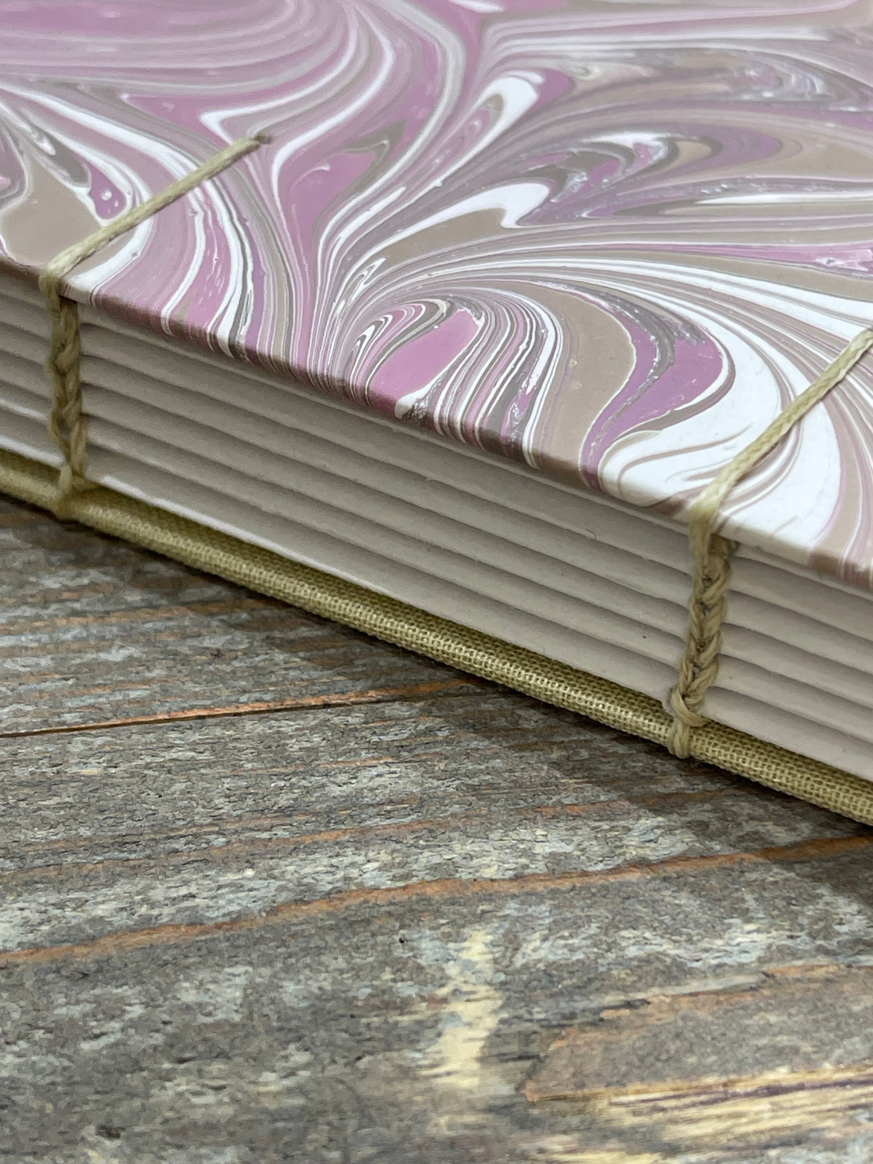 Carnet de croquis à reliure copte marbrée à la main – Format A6, ouverture à plat, papier Canson 120 g/m²