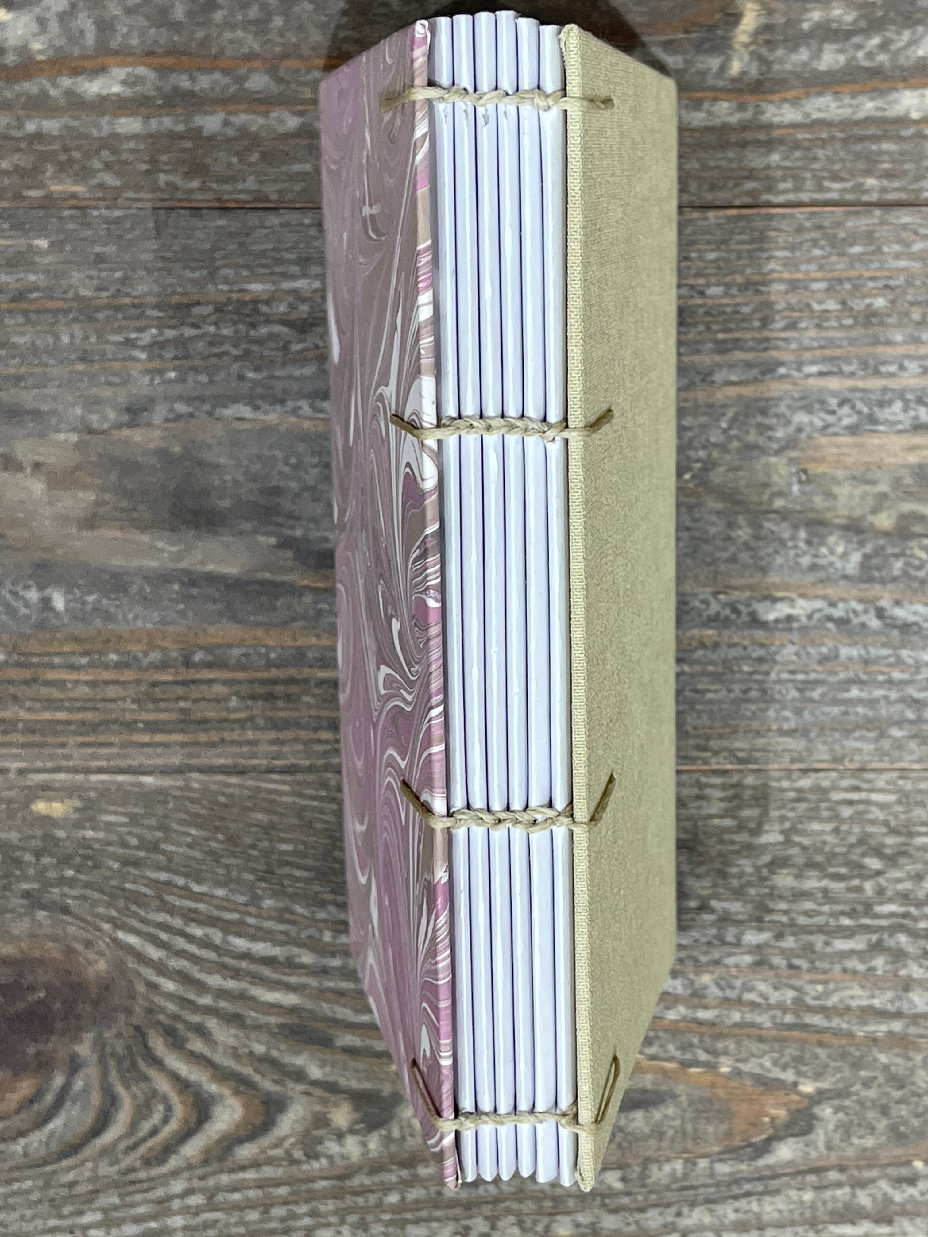 Carnet de croquis à reliure copte marbrée à la main – Format A6, ouverture à plat, papier Canson 120 g/m²