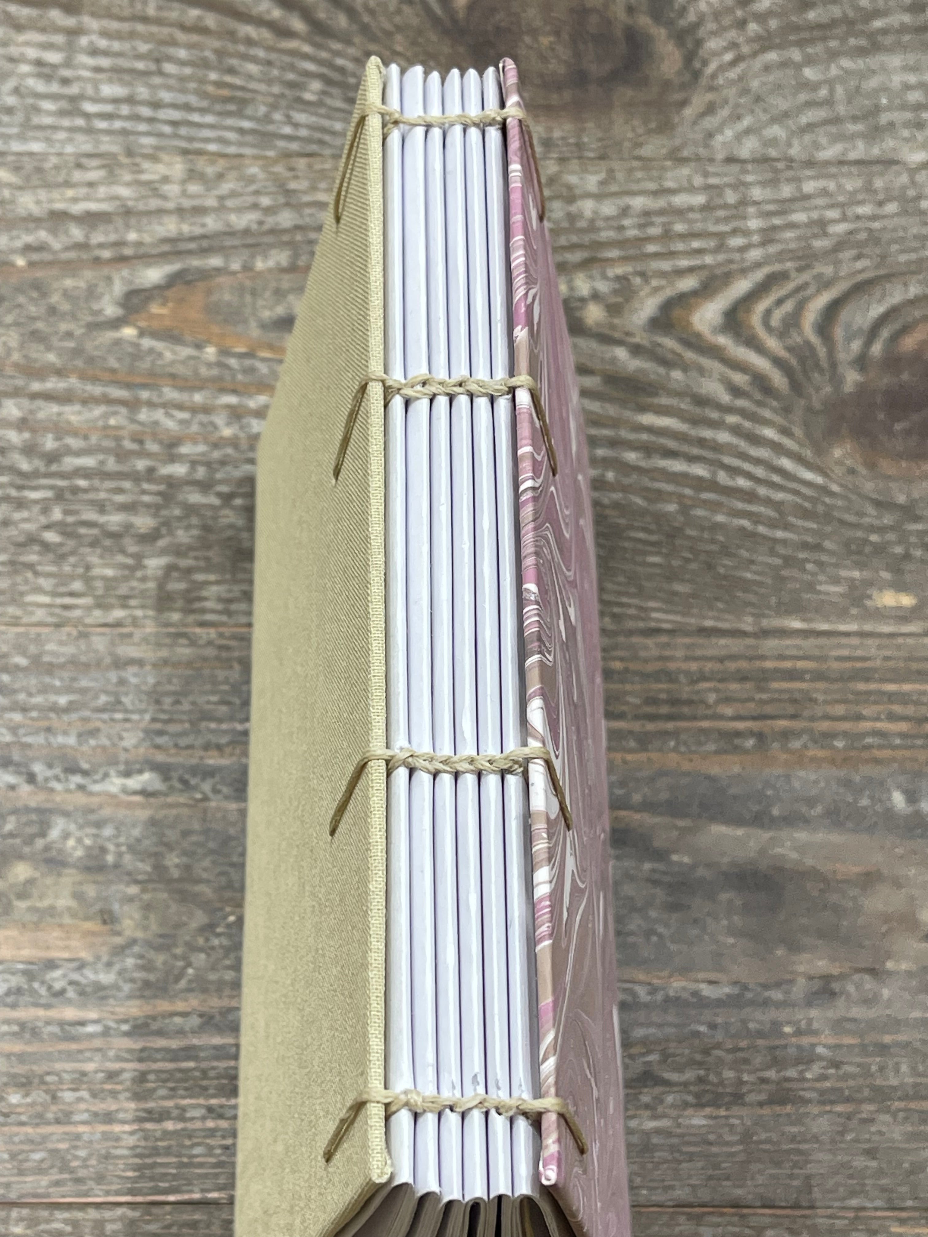 Carnet de croquis à reliure copte marbrée à la main – Format A6, ouverture à plat, papier Canson 120 g/m²