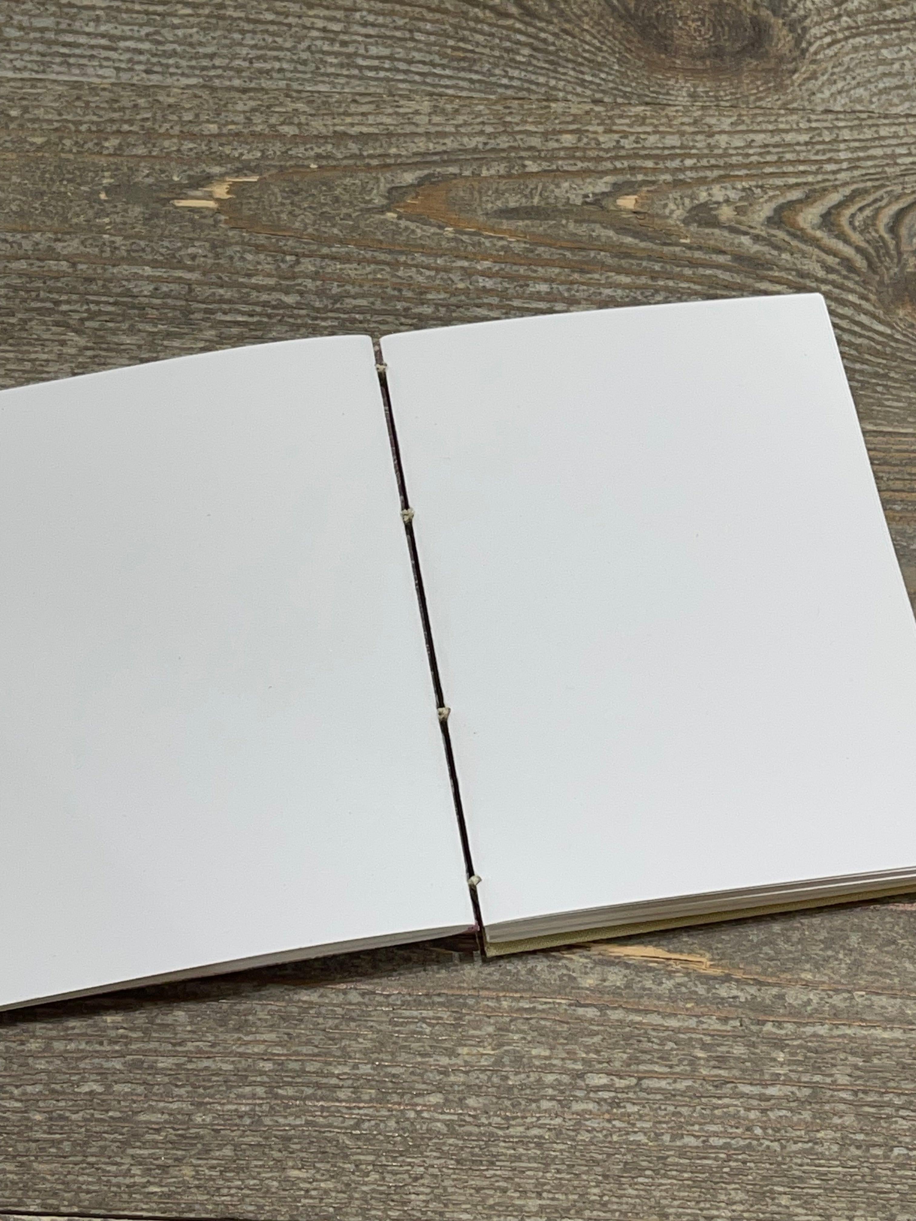 Carnet de croquis à reliure copte marbrée à la main – Format A6, ouverture à plat, papier Canson 120 g/m²