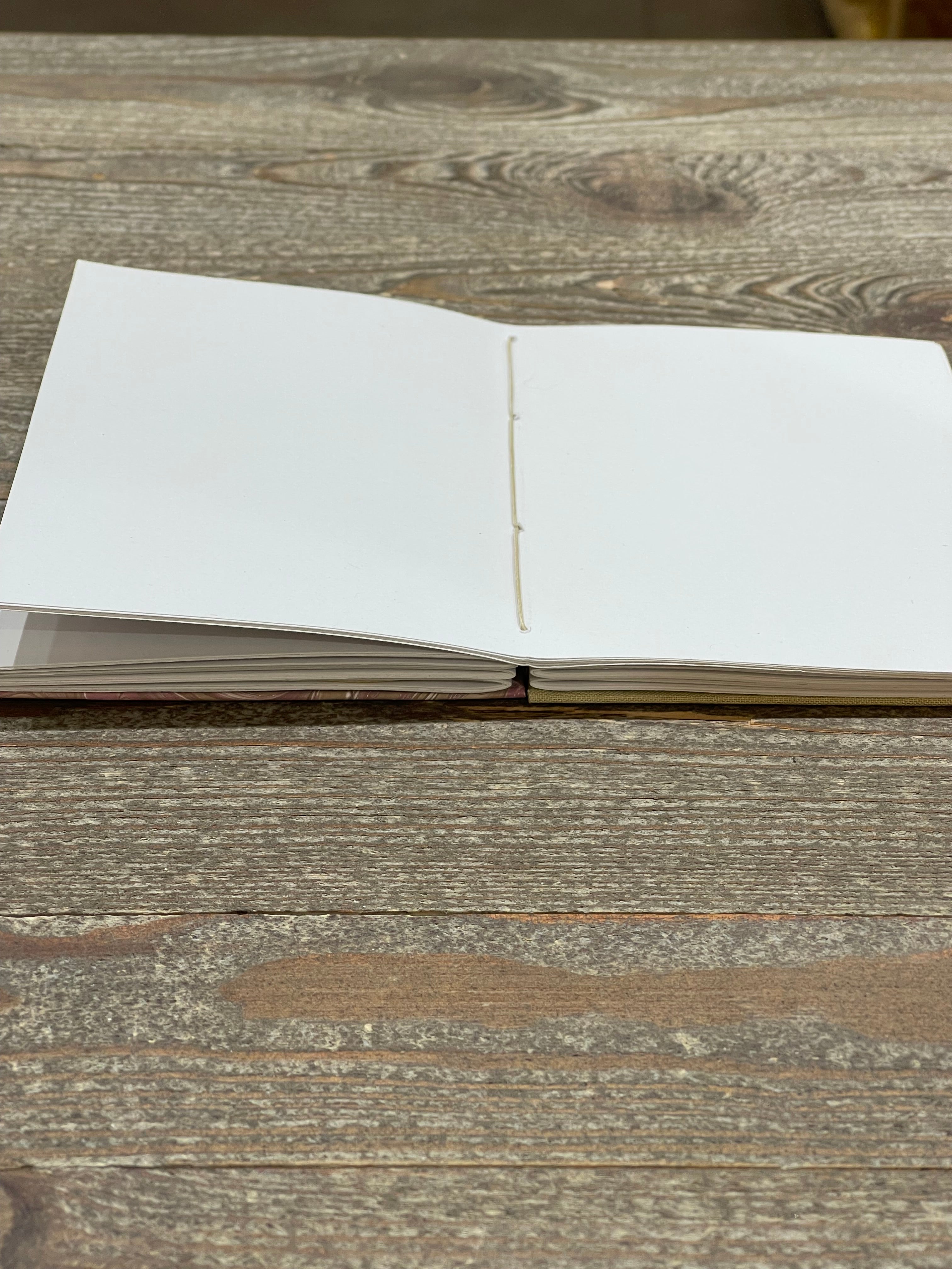 Carnet de croquis à reliure copte marbrée à la main – Format A6, ouverture à plat, papier Canson 120 g/m²