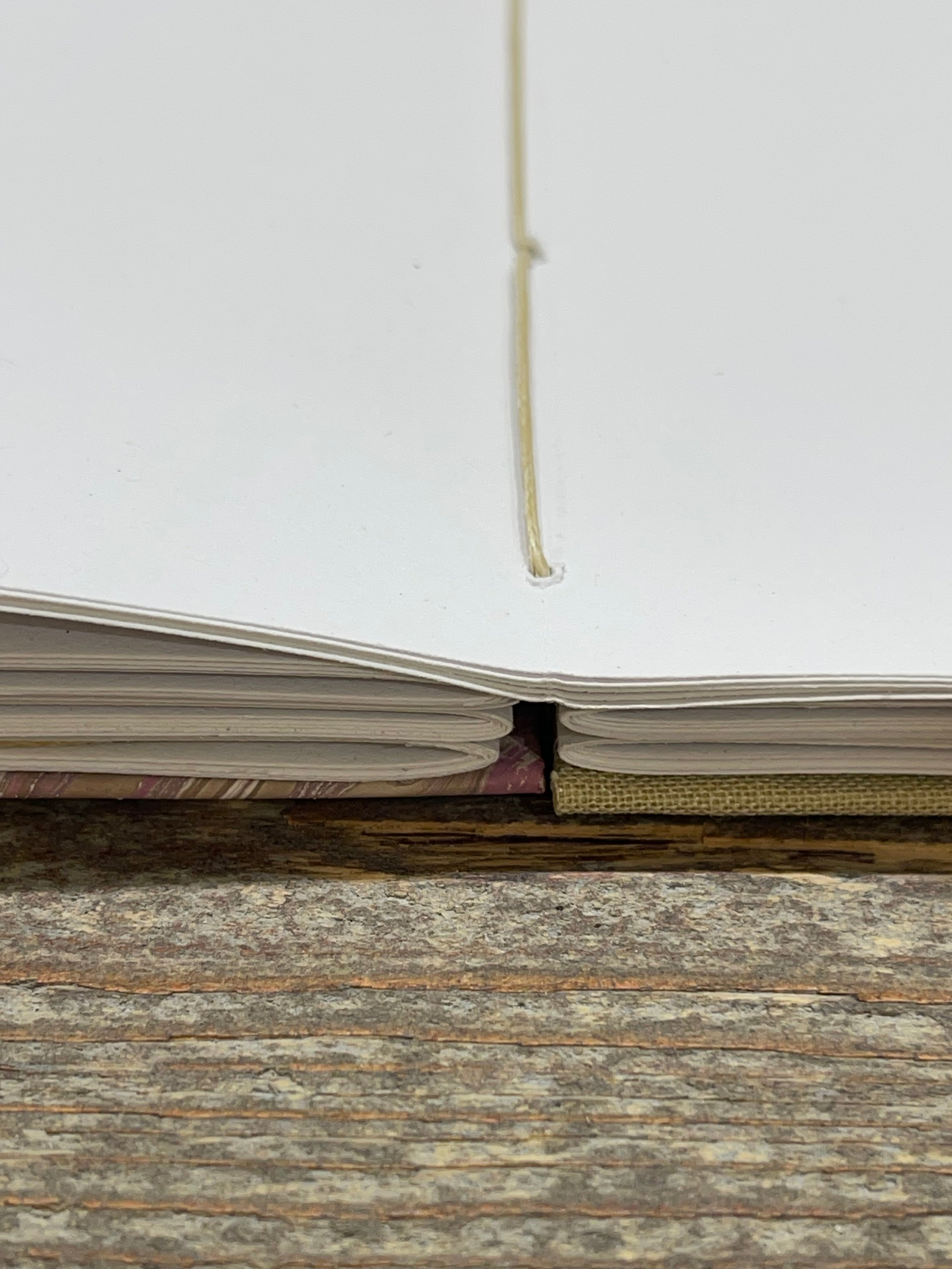 Carnet de croquis à reliure copte marbrée à la main – Format A6, ouverture à plat, papier Canson 120 g/m²