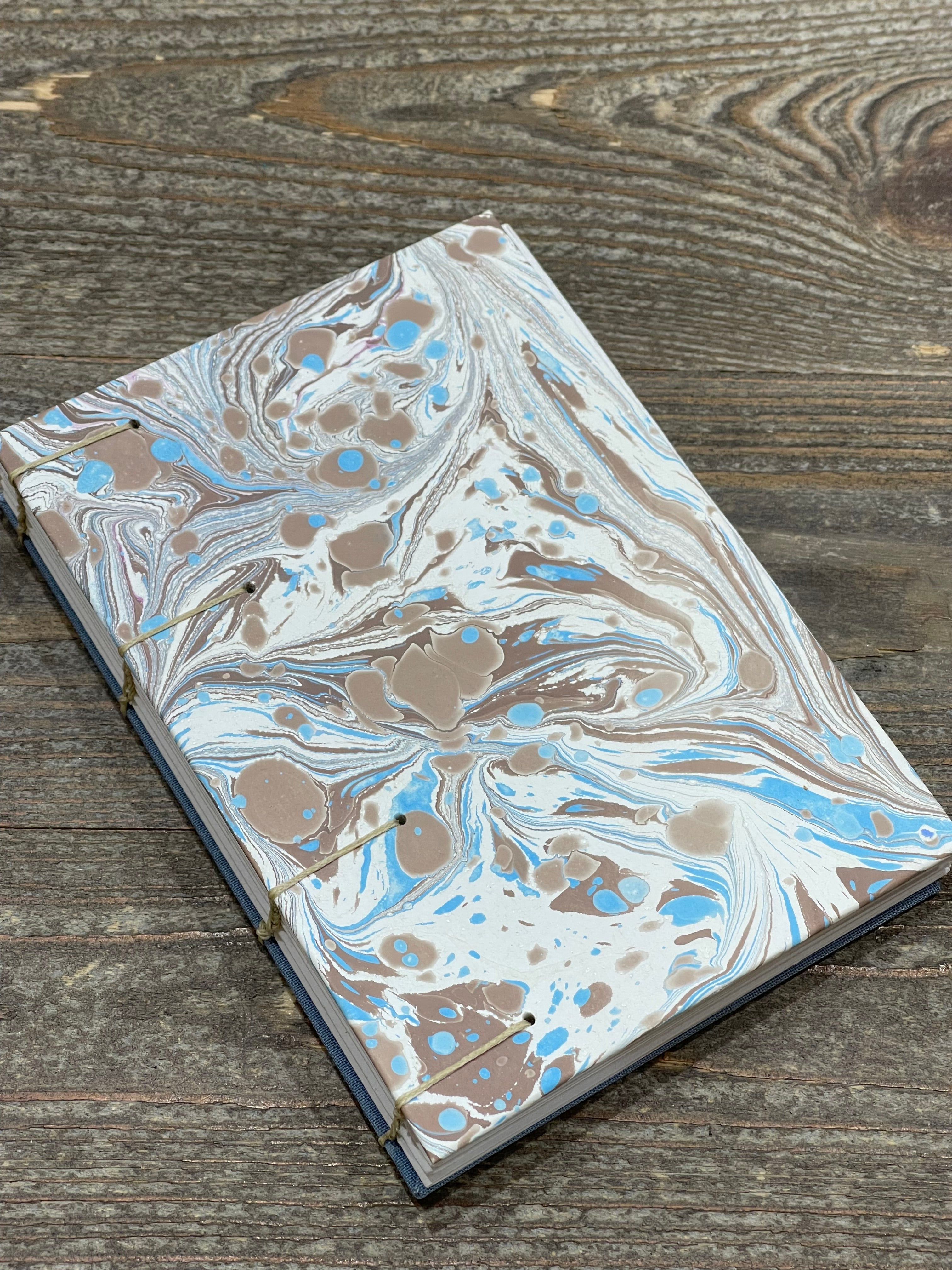 Carnet de croquis à reliure copte marbrée à la main – Format A6, ouverture à plat, papier Canson 120 g/m²