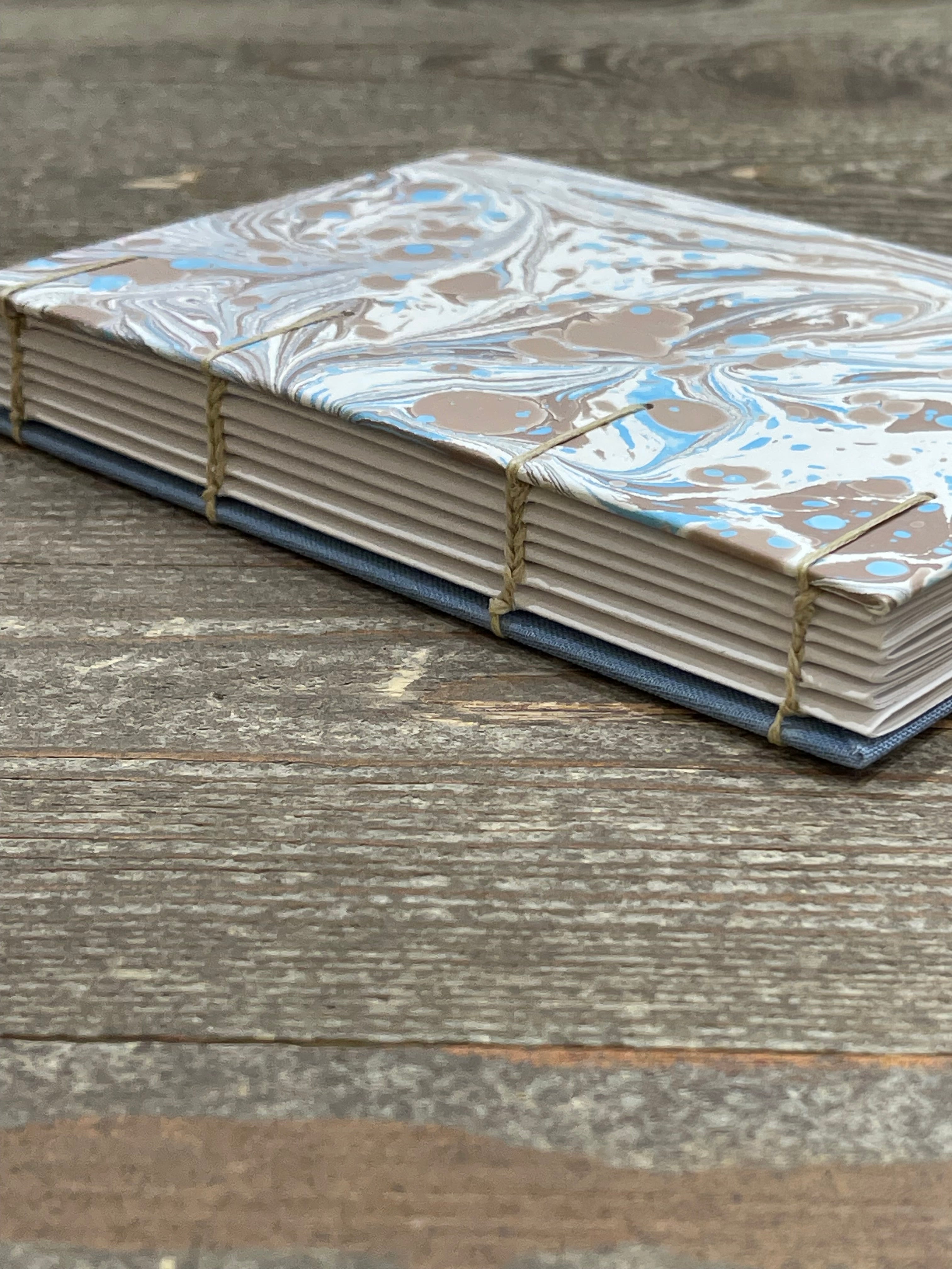 Carnet de croquis à reliure copte marbrée à la main – Format A6, ouverture à plat, papier Canson 120 g/m²