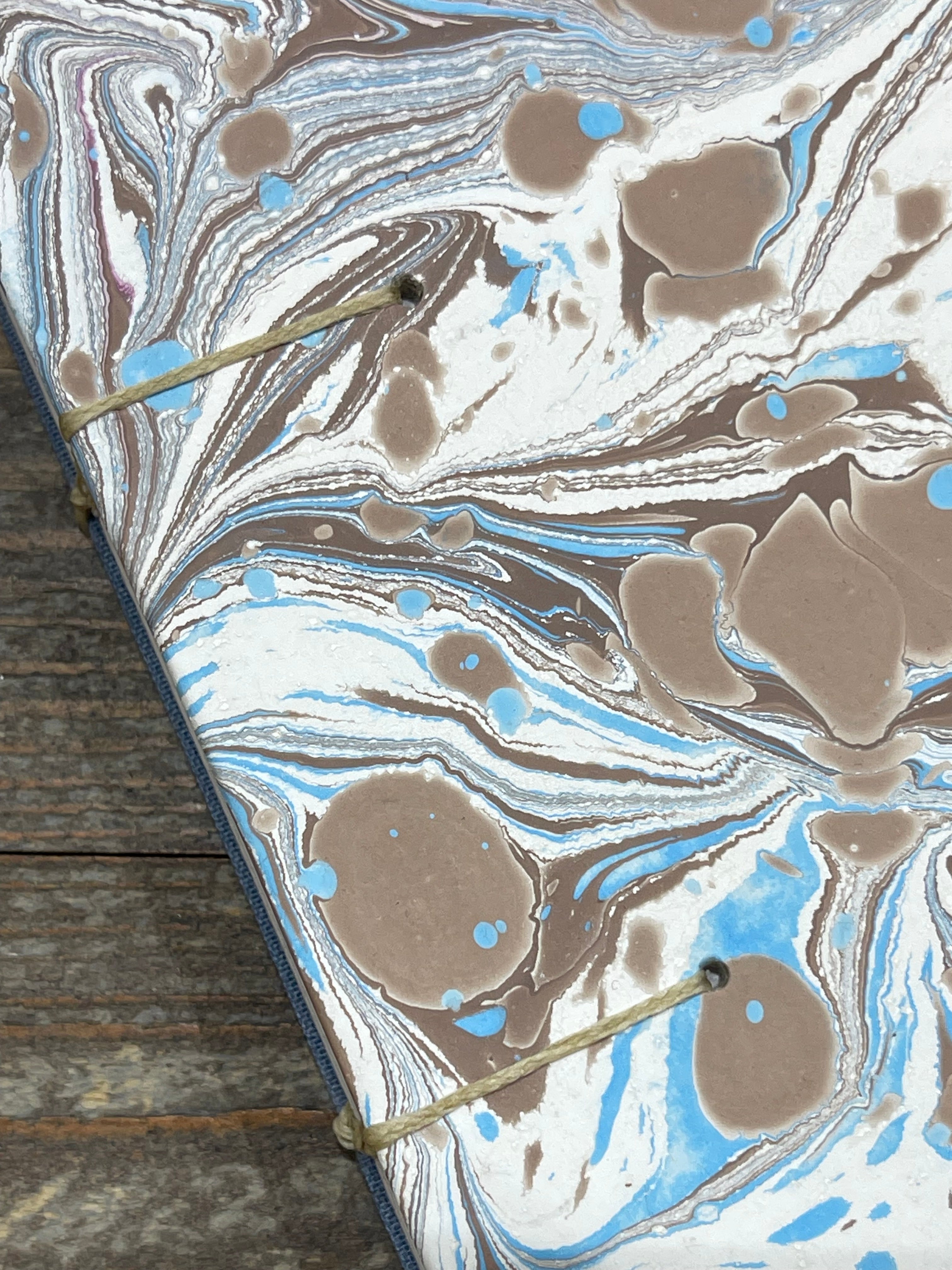 Carnet de croquis à reliure copte marbrée à la main – Format A6, ouverture à plat, papier Canson 120 g/m²