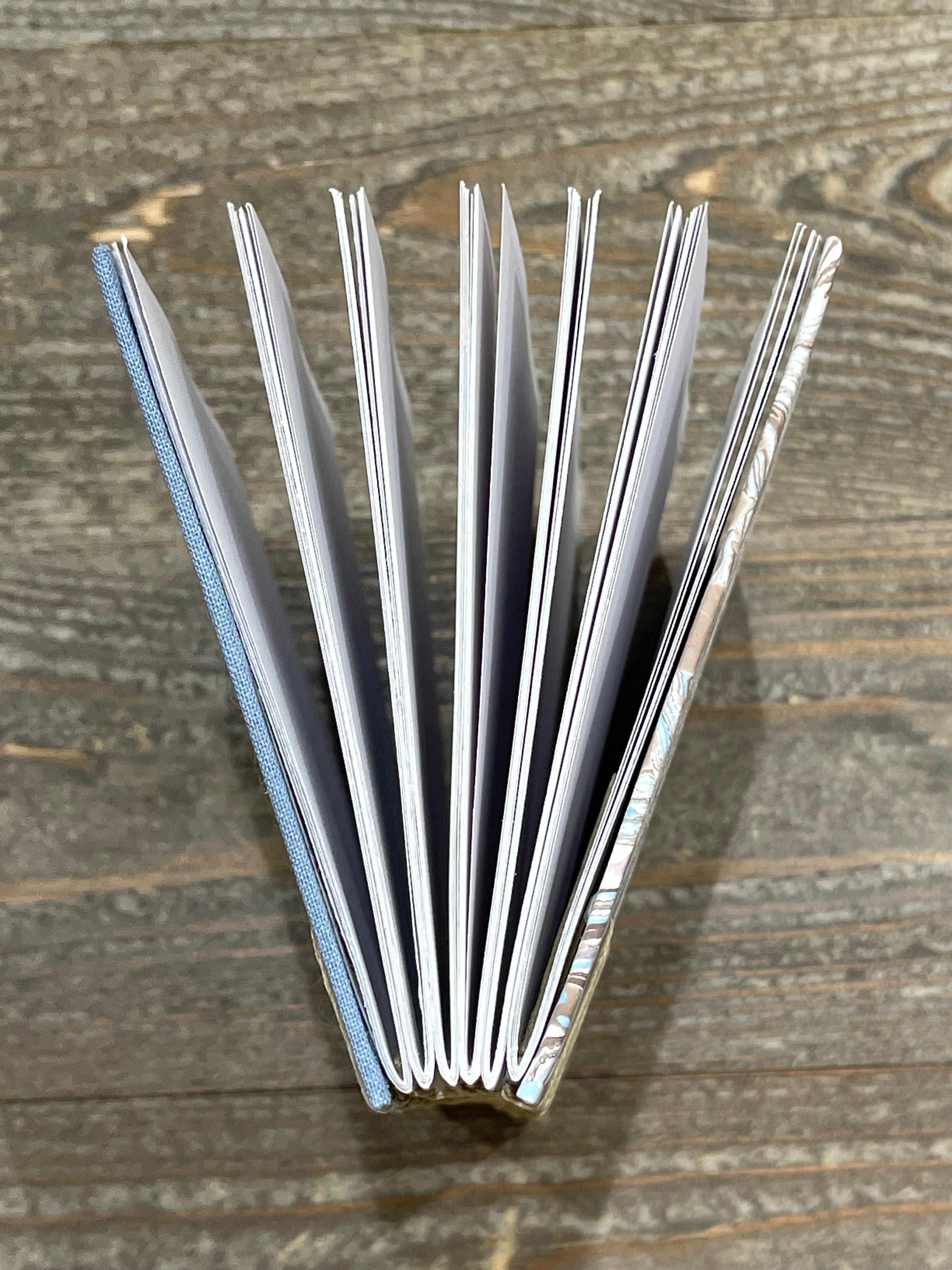 Carnet de croquis à reliure copte marbrée à la main – Format A6, ouverture à plat, papier Canson 120 g/m²