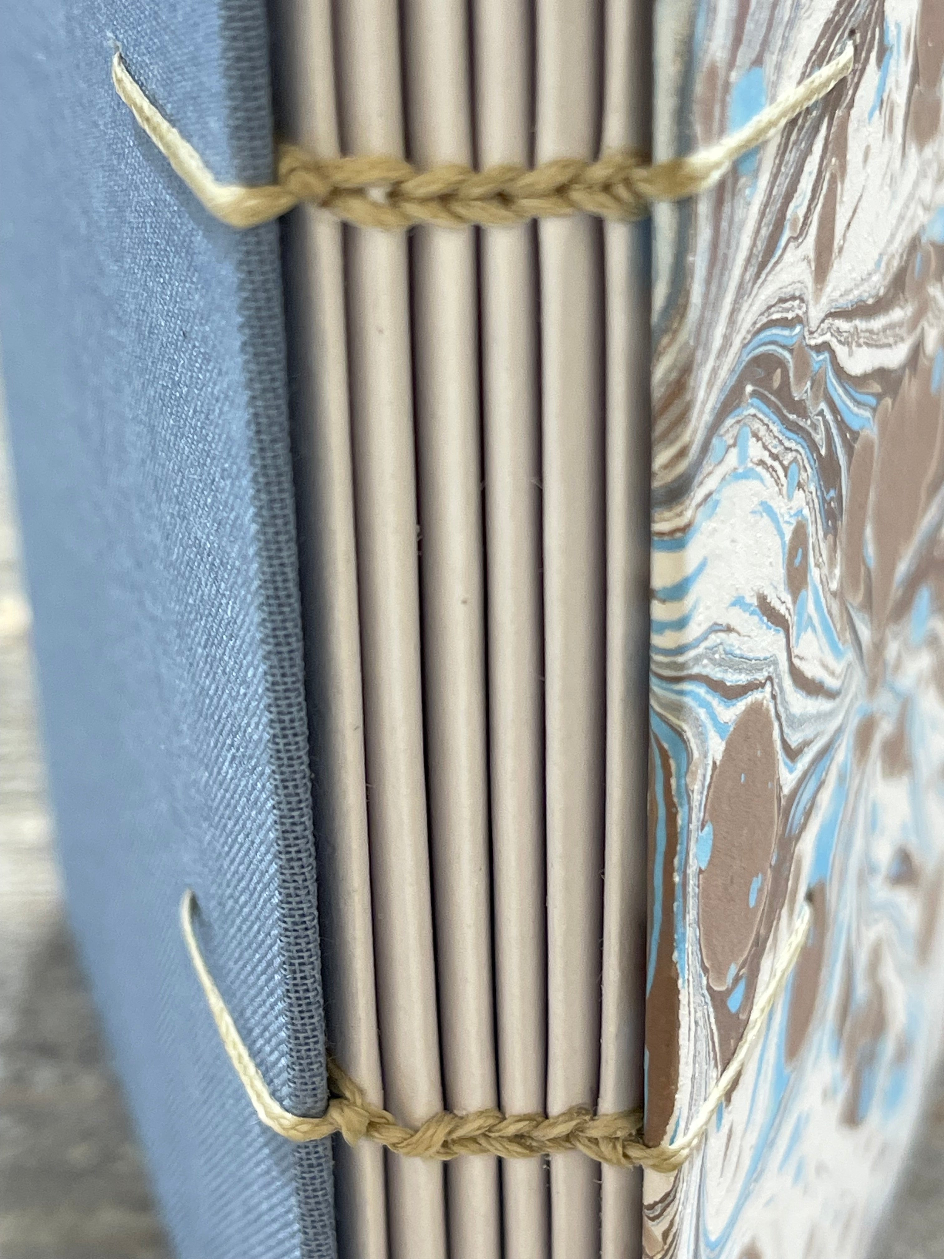 Carnet de croquis à reliure copte marbrée à la main – Format A6, ouverture à plat, papier Canson 120 g/m²