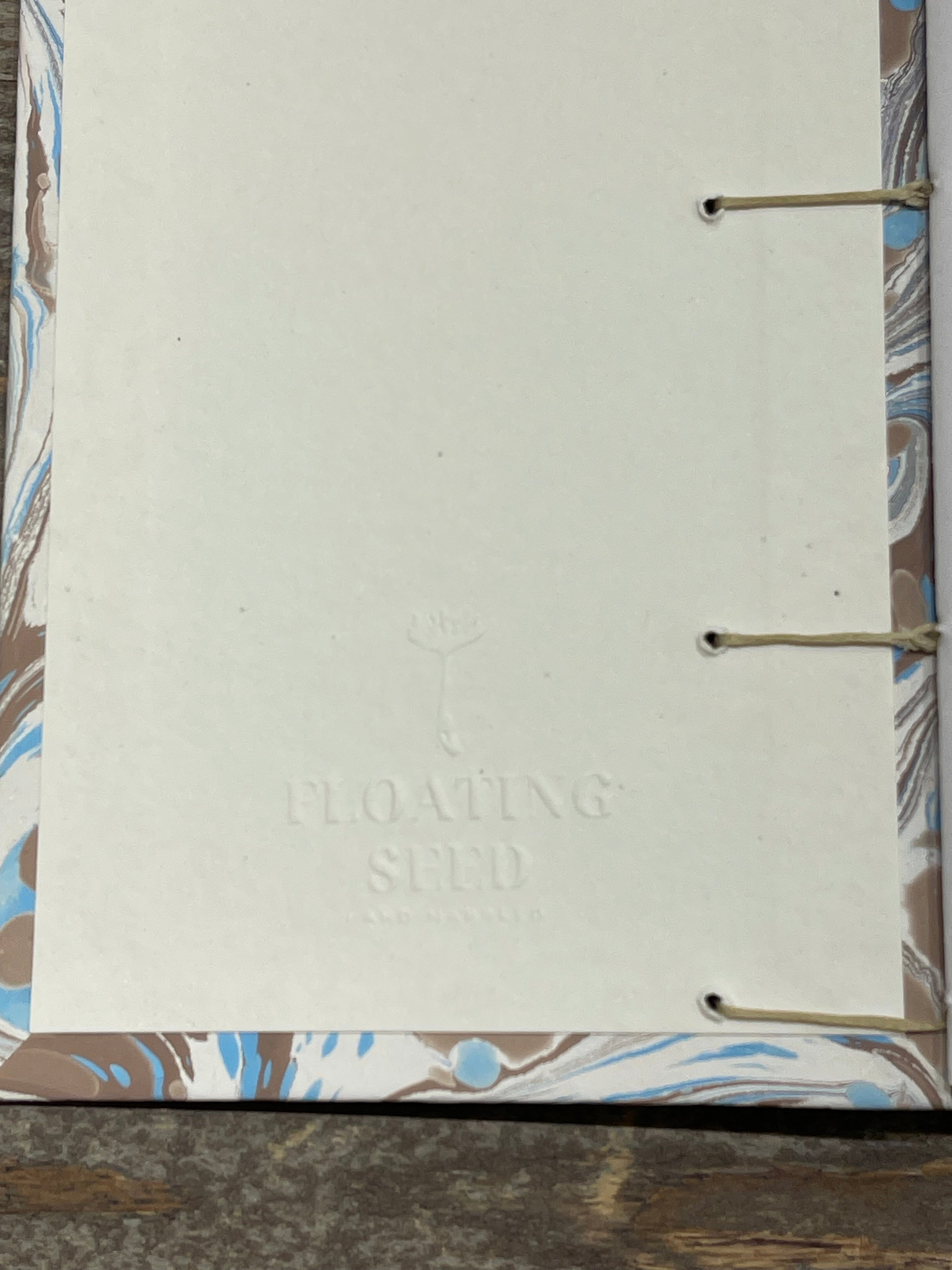 Carnet de croquis à reliure copte marbrée à la main – Format A6, ouverture à plat, papier Canson 120 g/m²