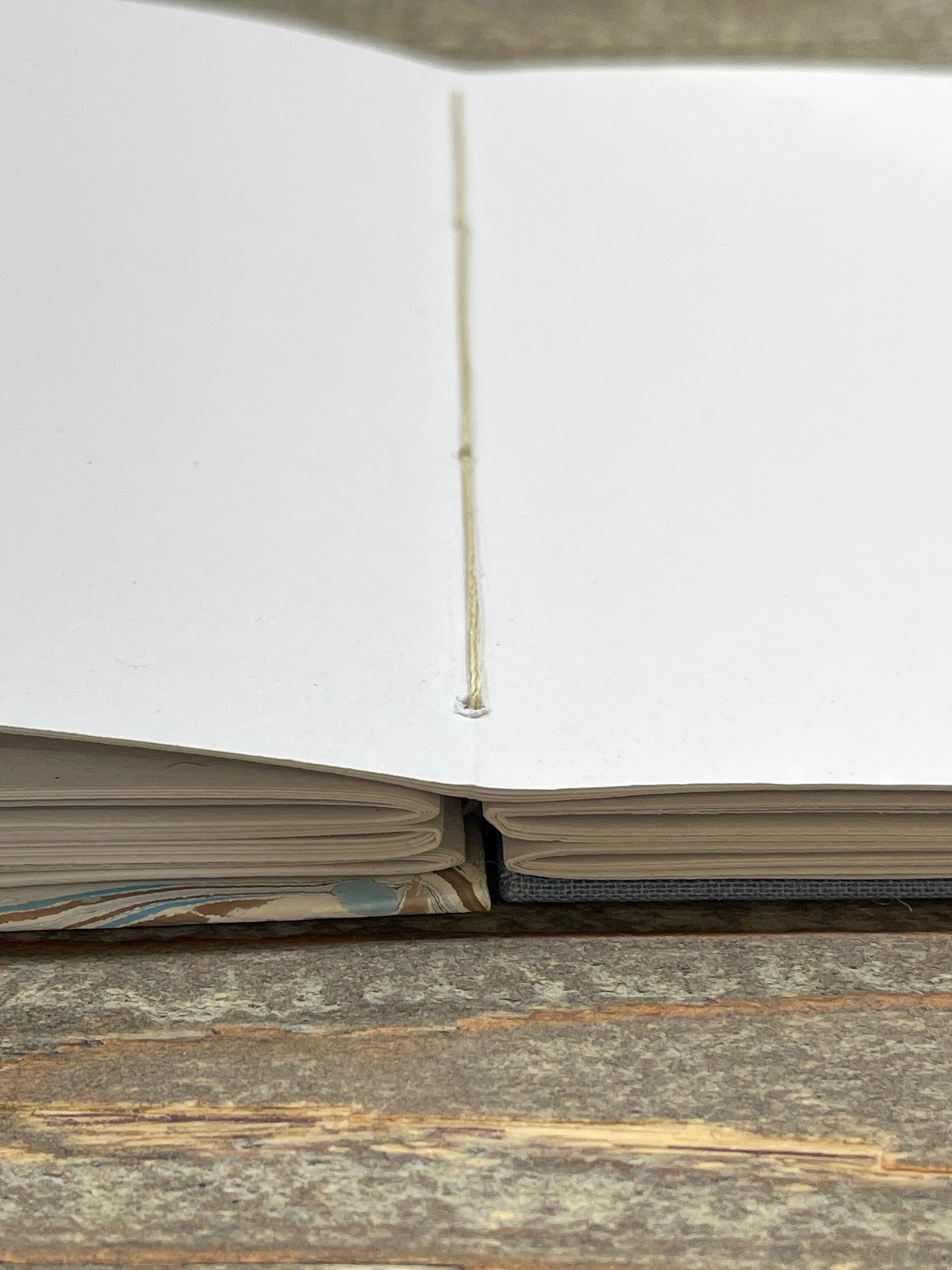 Carnet de croquis à reliure copte marbrée à la main – Format A6, ouverture à plat, papier Canson 120 g/m²