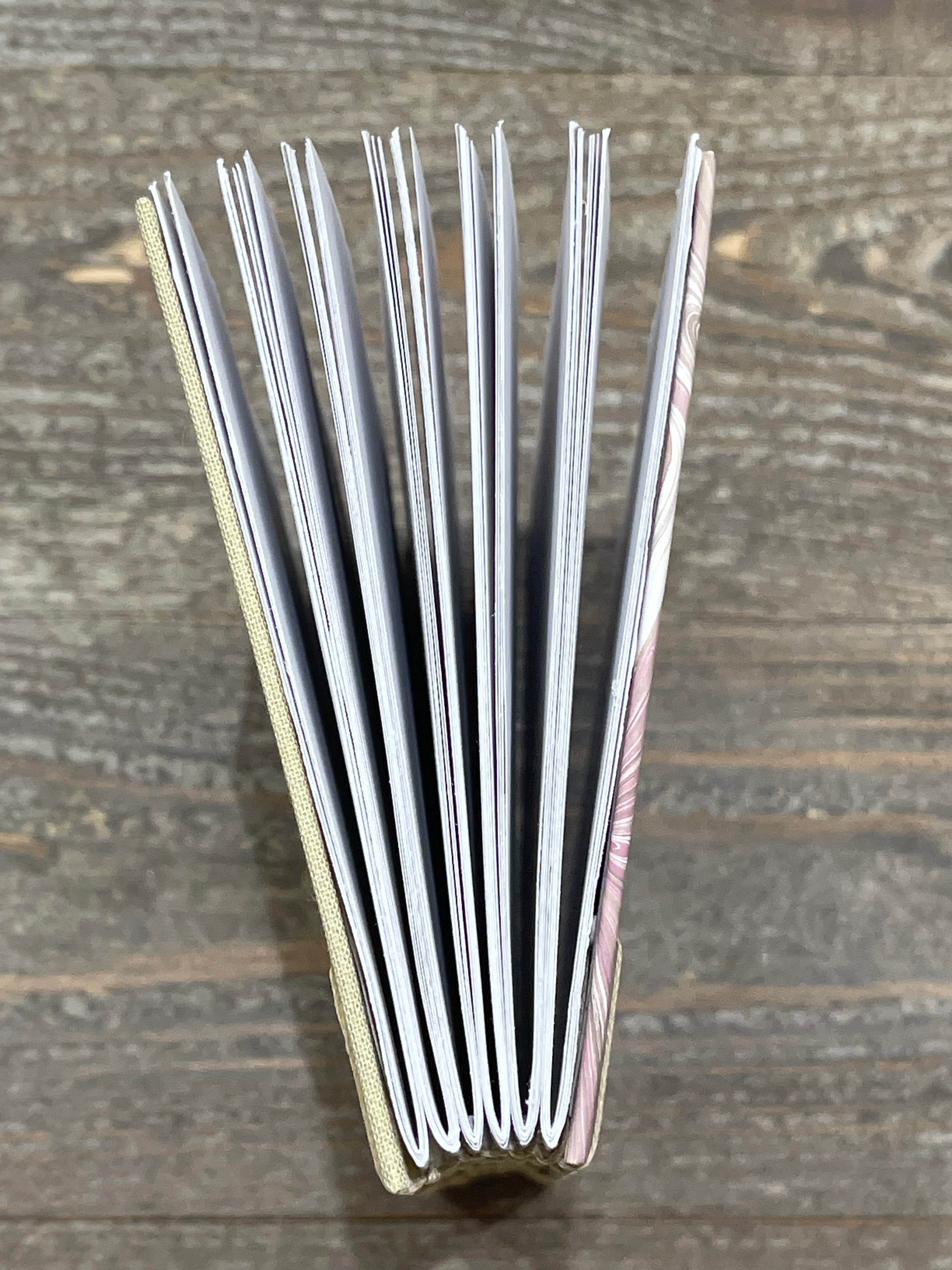 Handmarmoriertes koptisch gebundenes Skizzenbuch – A6 Zeichenjournal, flach aufliegend, 120 g/m² Canson Papier