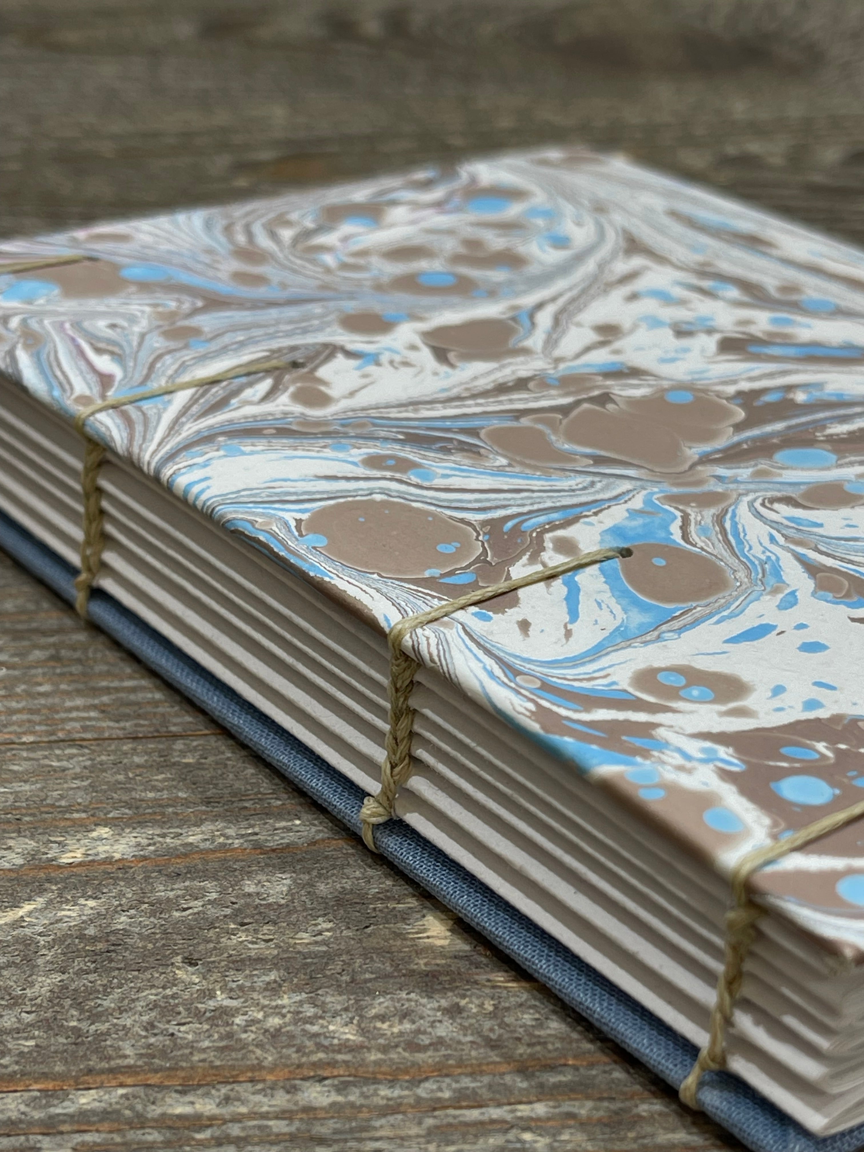 Carnet de croquis à reliure copte marbrée à la main – Format A6, ouverture à plat, papier Canson 120 g/m²