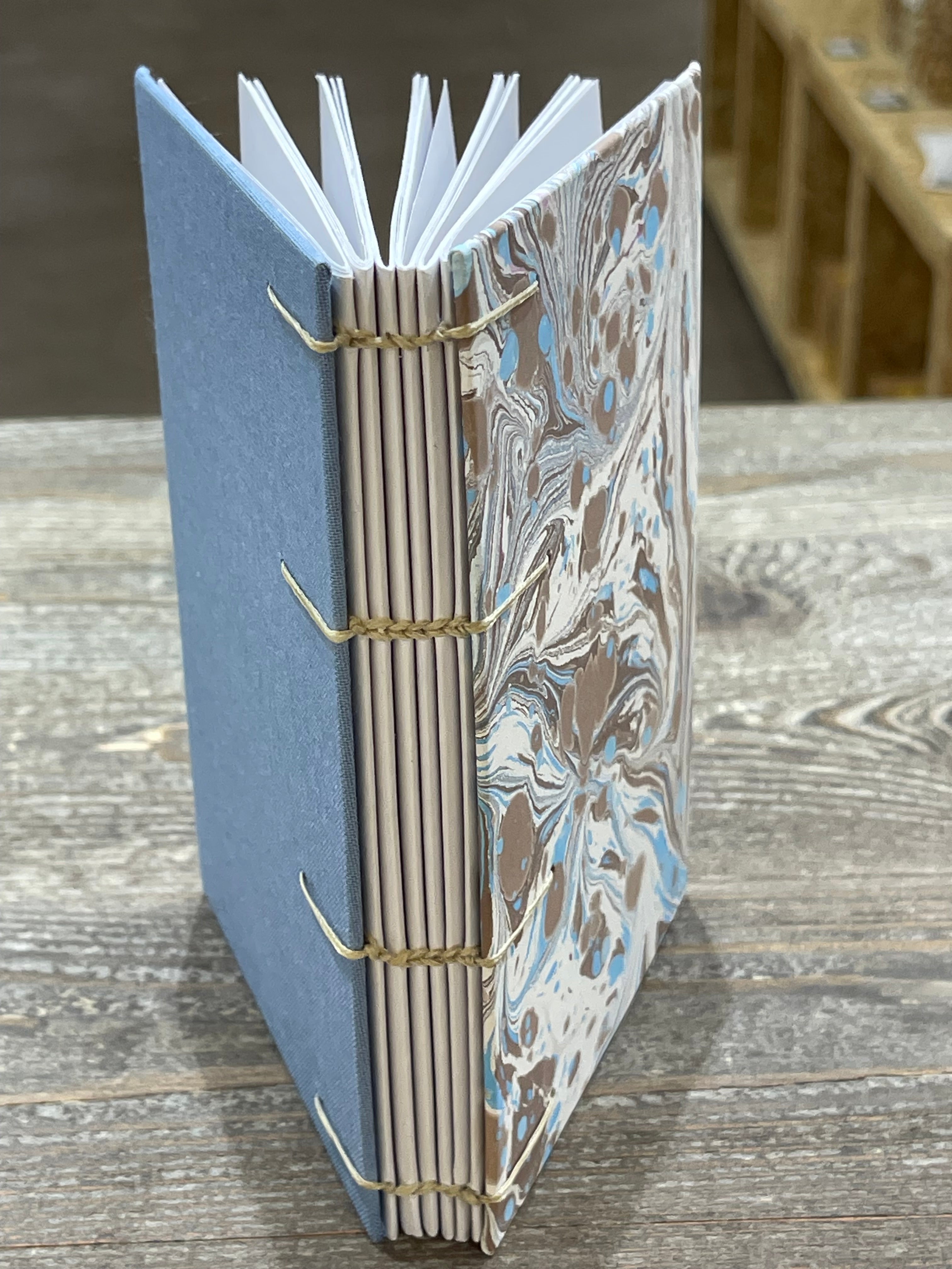 Handmarmoriertes koptisch gebundenes Skizzenbuch – A6 Zeichenjournal, flach aufliegend, 120 g/m² Canson Papier