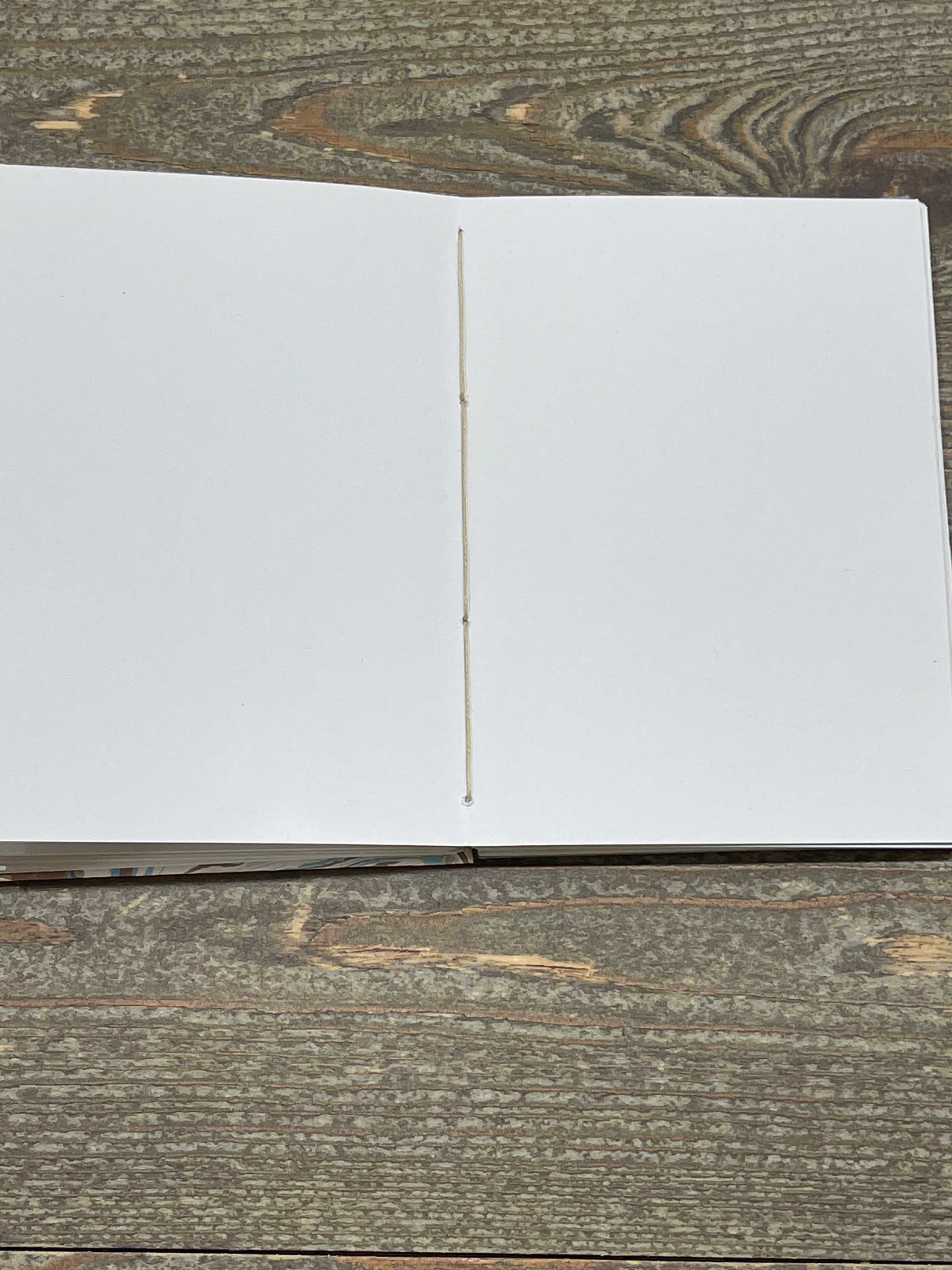 Handmarmoriertes koptisch gebundenes Skizzenbuch – A6 Zeichenjournal, flach aufliegend, 120 g/m² Canson Papier